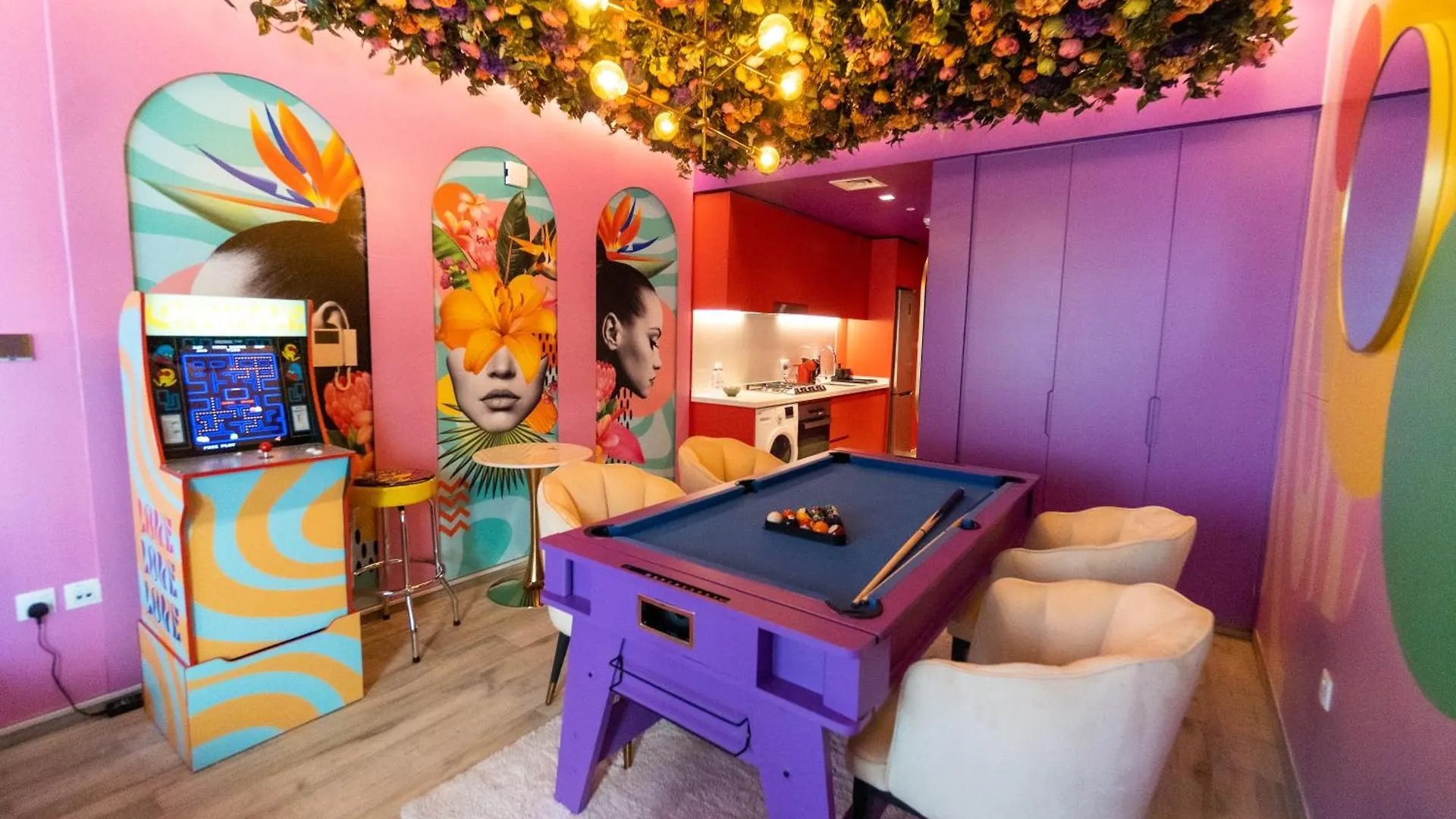דירות דובאי Capsule Flora Business Bay View Burj Khalifa-Pool Table-Game Arcade-Projector-Playstation 5 0*,  איחוד האמירויות הערביות
