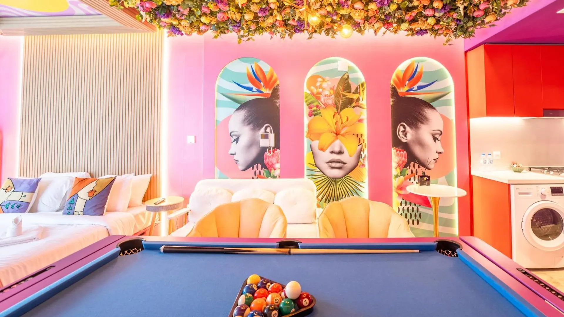 דירות דובאי Capsule Flora Business Bay View Burj Khalifa-Pool Table-Game Arcade-Projector-Playstation 5 0*,  איחוד האמירויות הערביות