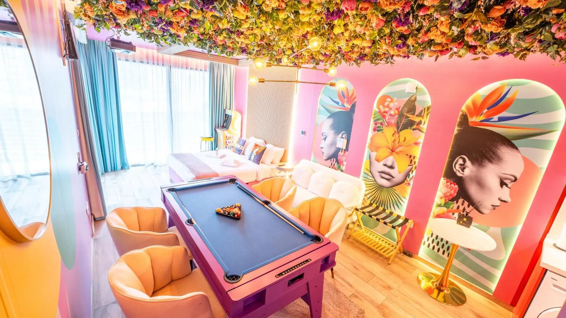 דירות דובאי Capsule Flora Business Bay View Burj Khalifa-Pool Table-Game Arcade-Projector-Playstation 5 0*,  איחוד האמירויות הערביות