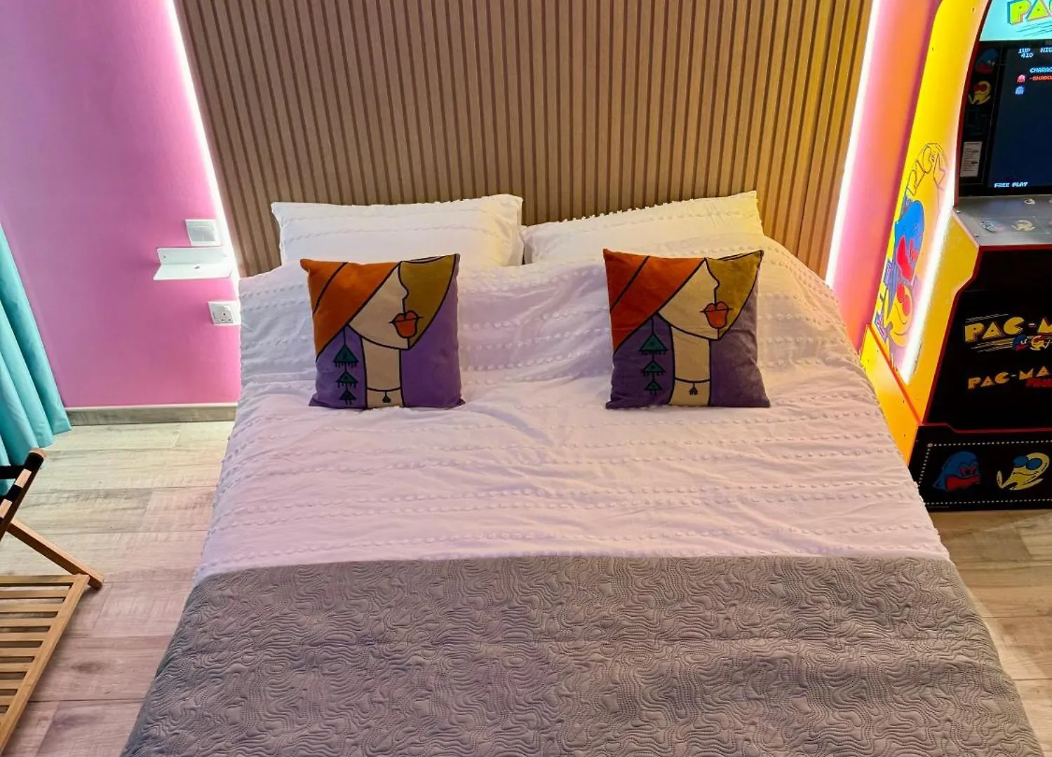 Capsule Flora Business Bay View Burj Khalifa-Pool Table-Game Arcade-Projector-Playstation 5 Apartment Dubai