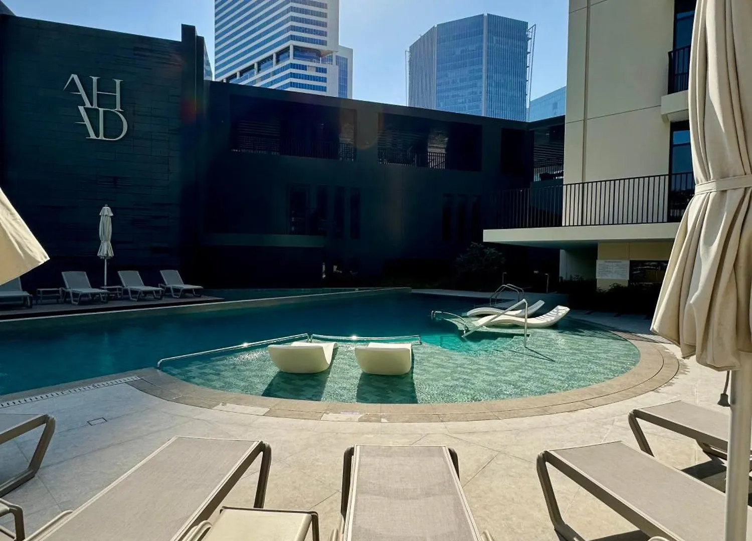 Capsule Flora Business Bay View Burj Khalifa-Pool Table-Game Arcade-Projector-Playstation 5 Apartment Dubai