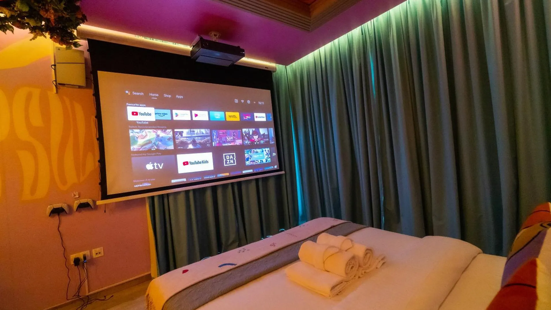 Capsule Flora Business Bay View Burj Khalifa-Pool Table-Game Arcade-Projector-Playstation 5 Apartment Dubai