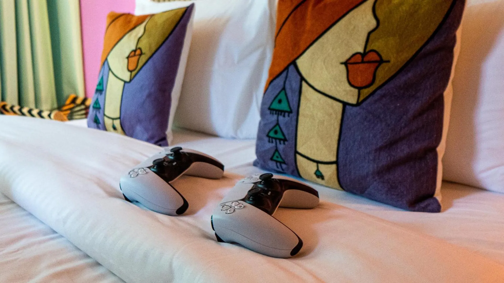 Capsule Flora Business Bay View Burj Khalifa-Pool Table-Game Arcade-Projector-Playstation 5 Apartment Dubai 0*,  United Arab Emirates